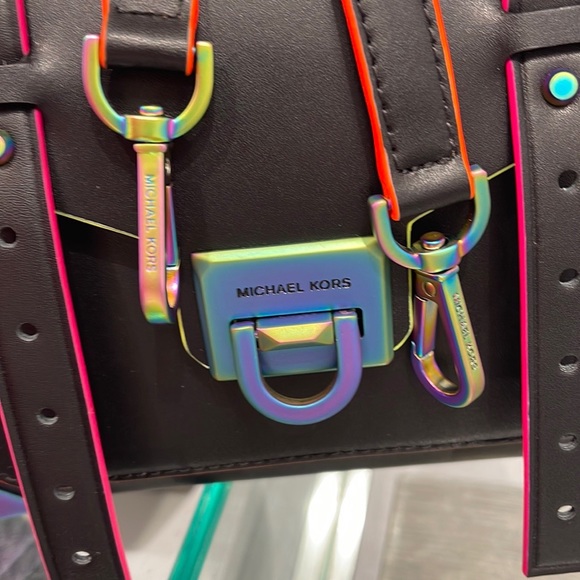 MICHAEL KORS
Manhattan Medium Contrast-Trim Leather Satchel
35H1TNCS8L
Black - Picture 16 of 16